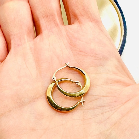 Vintage 14 KT Gold Small Hoop Earrings - Picture 6 of 13